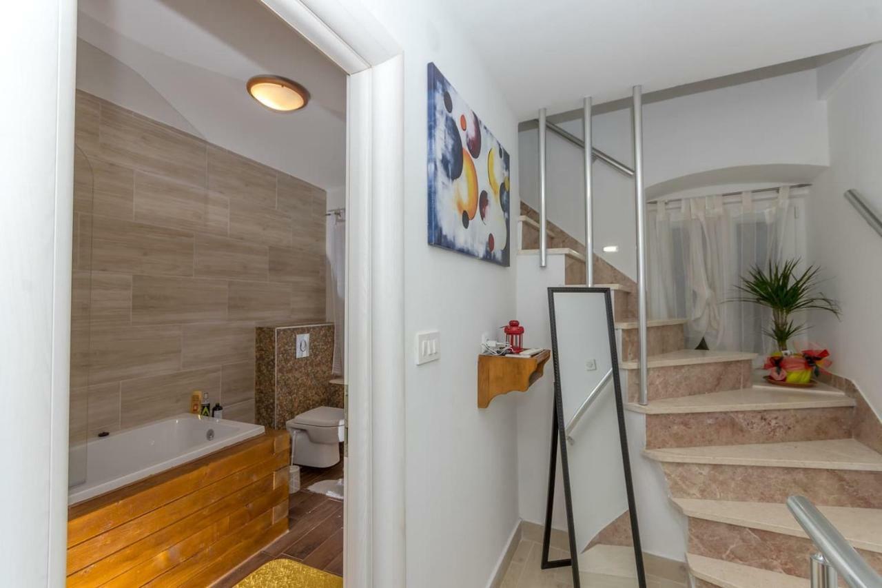 Dalmatinska Kuca Blanka Villa Kastela Ngoại thất bức ảnh